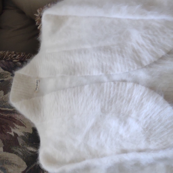 TAHARI 70% RABBIT HAIR ANGORA TAHARI rabbit hair angora CROPPED bolero SWEATER - Picture 3 of 3